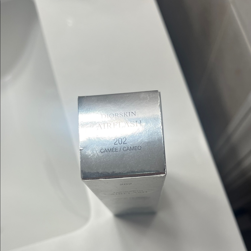 Dior Airflash Foundation in Silver - Picture 2 of 5